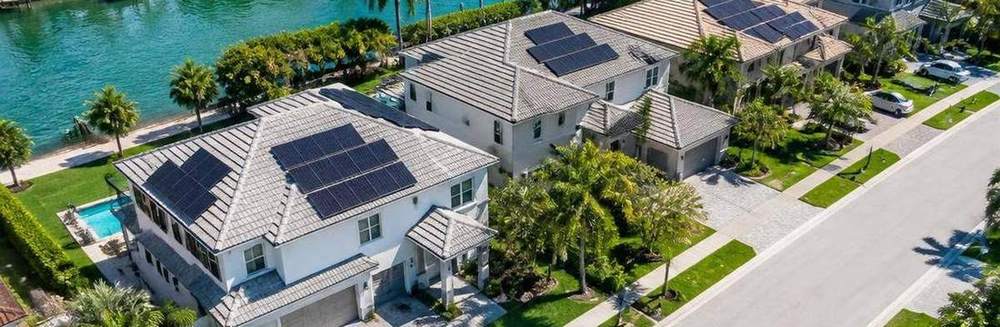 Aerial view of a Florida neighborhood with rooftop solar installations